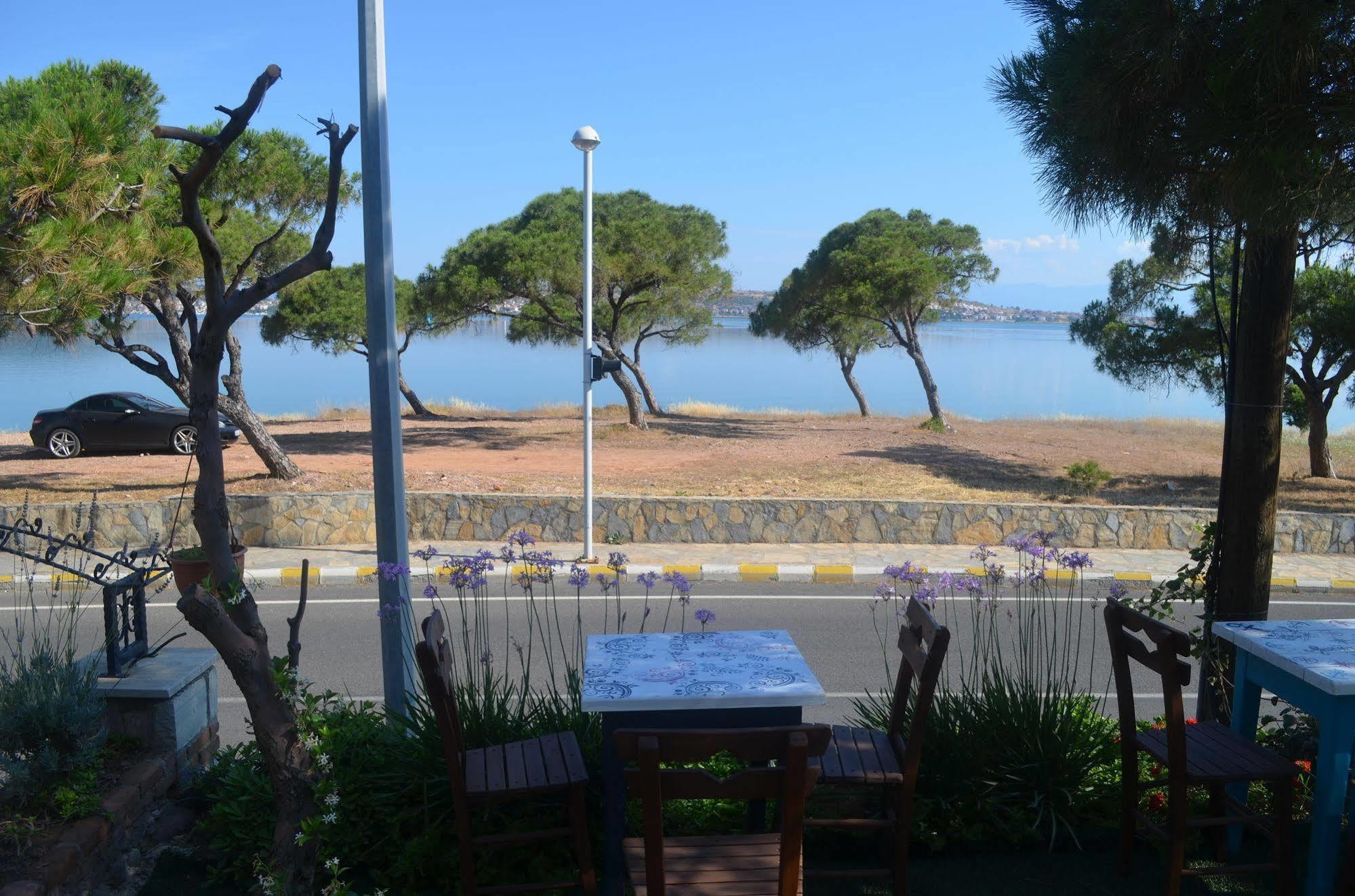 Lacivert Hotel Айвалык Экстерьер фото