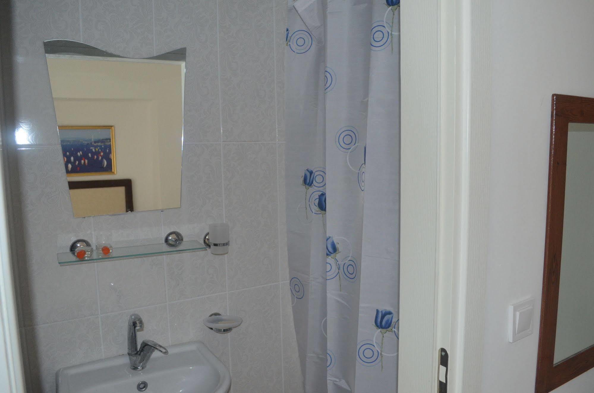 Lacivert Hotel Айвалык Экстерьер фото