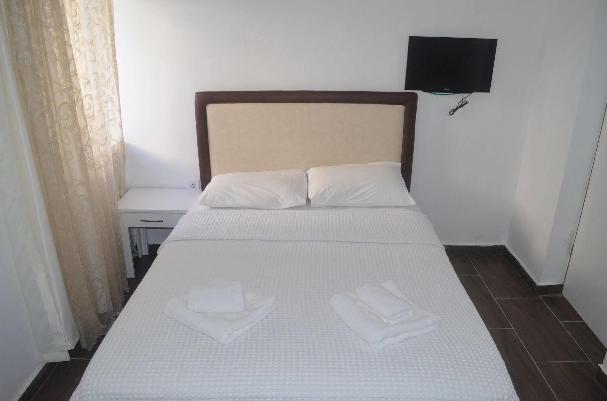 Lacivert Hotel Айвалык Экстерьер фото